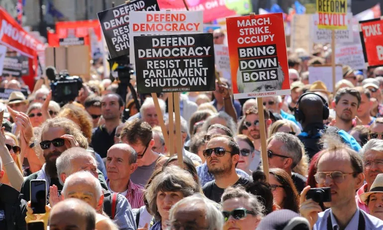 След спирането на работата на парламента – хиляди протестират във Великобритания - Tribune.bg