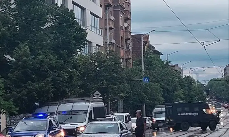 Протест пред президентството и централата на Възраждане: Десетки скандират Радев е позор - Tribune.bg