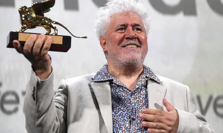 Педро Алмодовар получи статуетката Златен лъв и я прие с целувка - Tribune.bg