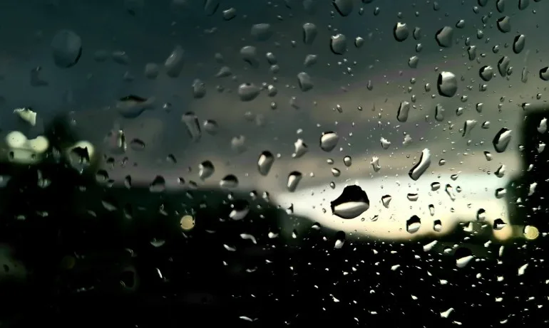 Дъждовен петък, от утре температурите тръгват нагоре - Tribune.bg