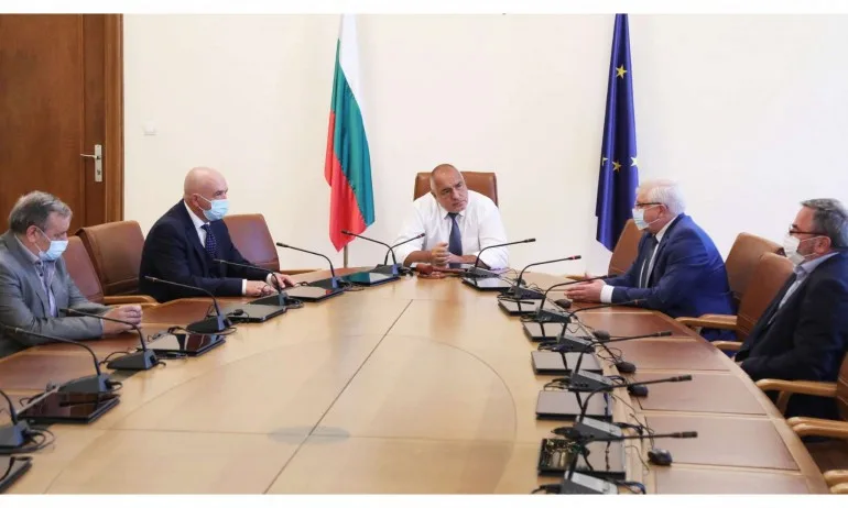 Борисов към здравния министър: Презапасете се с облекла, с маски, очила - Tribune.bg