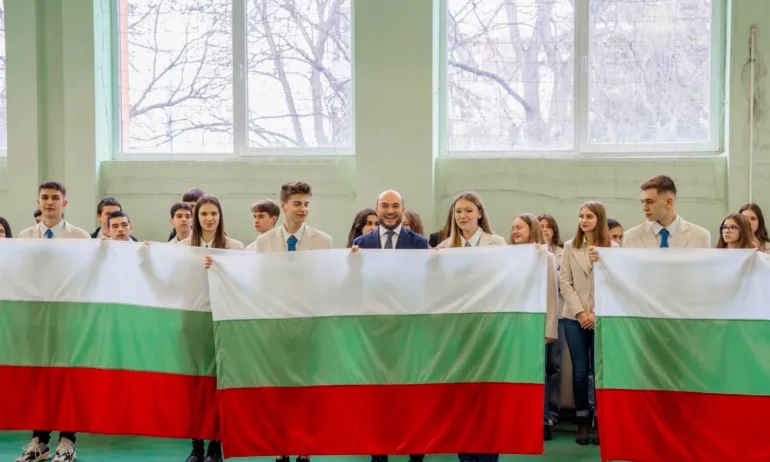 Над 600 български знамена ще се веят над училища и детски градини в София (СНИМКИ) - Tribune.bg