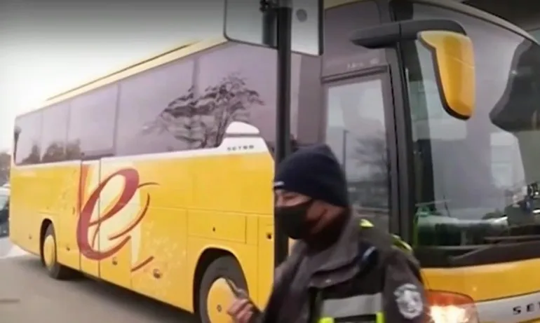 Въпреки забраната: Автобус с 30 души се опита да потегли към Рилския манастир - Tribune.bg