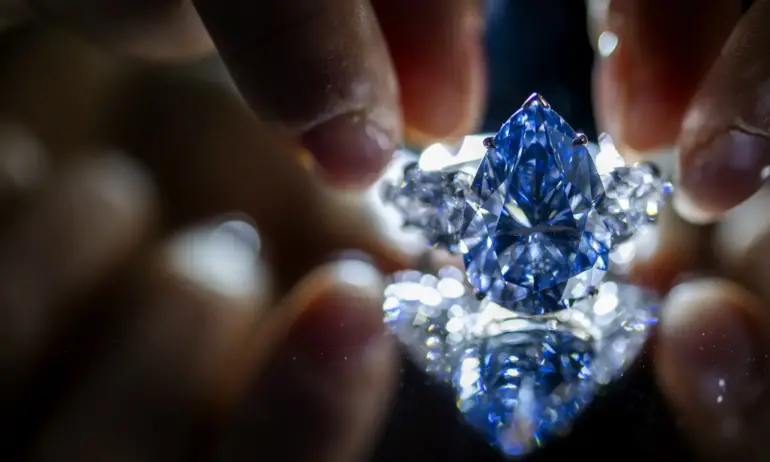 Продадоха най-големият безупречен син диамант в света за 44,8 млн. долара - Tribune.bg