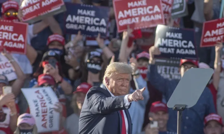 Привърженици на Тръмп с пушки пред изборната комисия в Аризона - Tribune.bg