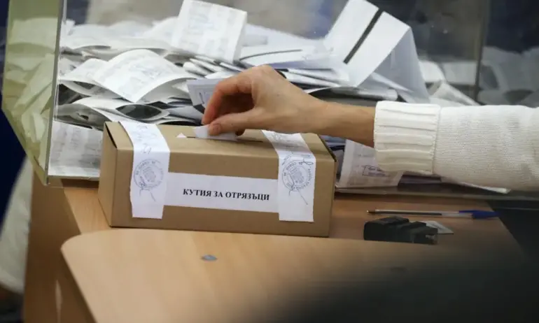 Заради проблеми с машините: В 11 секции в София се гласува с хартиени бюлетини - Tribune.bg