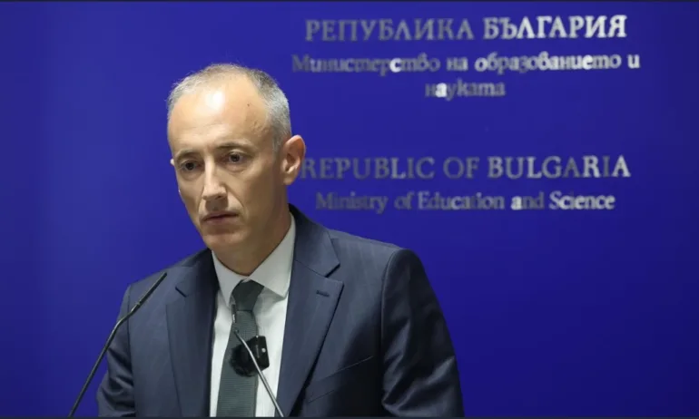 Министърът на образованието отговори на критиките за новия предмет Добродетели и религии - Tribune.bg