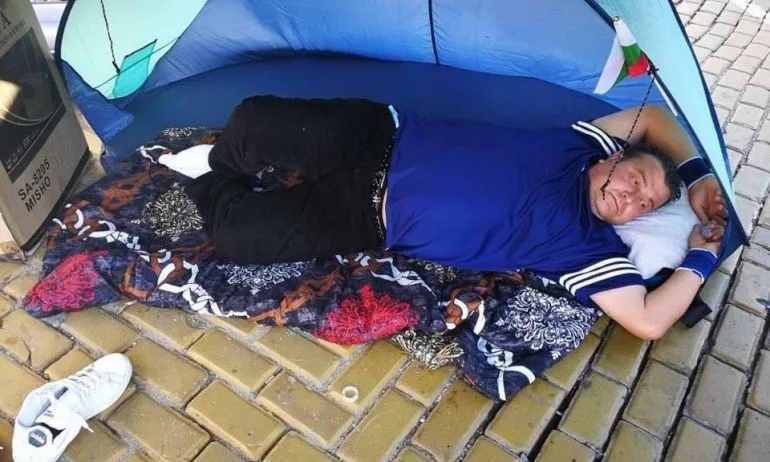 Обявилият гладна стачка не плащал издръжка, бившата му жена избягала от града заради тормоз - Tribune.bg