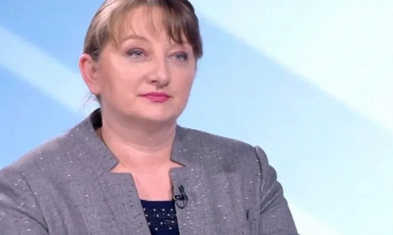 Деница Сачева: Искат ми оставката, защото спазвам закона - Tribune.bg