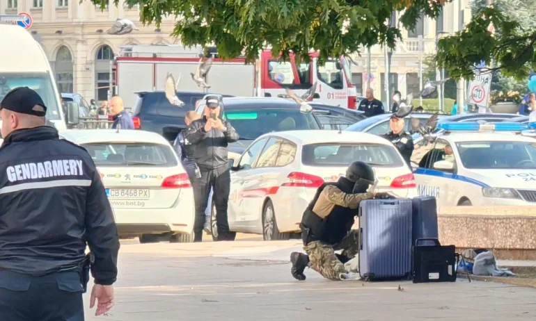 Отцепиха района около президентството заради изоставен куфар - Tribune.bg