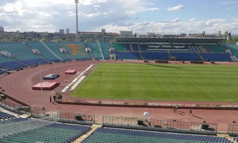 Мъж намушка друг, докато почиствали Националния стадион - Tribune.bg