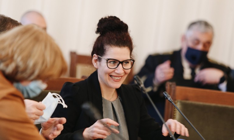 Константинова за пощите: 300 компютъра са дали фира, трябват пари за нови - Tribune.bg