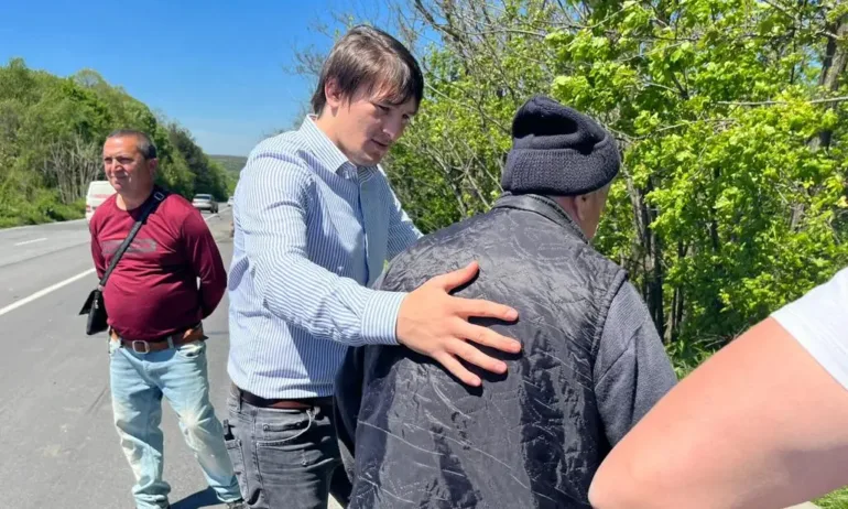 Млади депутати от ГЕРБ помогнаха на възрастни хора при тежка катастрофа (СНИМКИ) - Tribune.bg