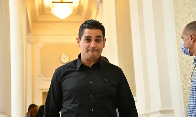 Радостин Василев се здрависа с букета… на Весела Лечева (ВИДЕО) - Tribune.bg