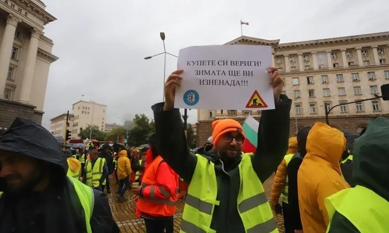 Никола Филипов: Умните и красивите месеци наред чупиха жълтите павета, но пътните строители нямат право на протест - Tribune.bg