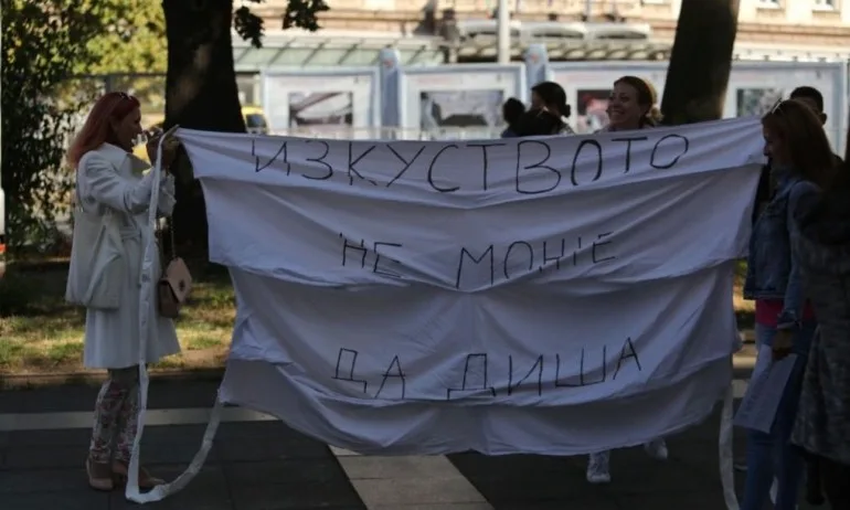Танцовите школи протестират под прозорците на Кацаров - Tribune.bg