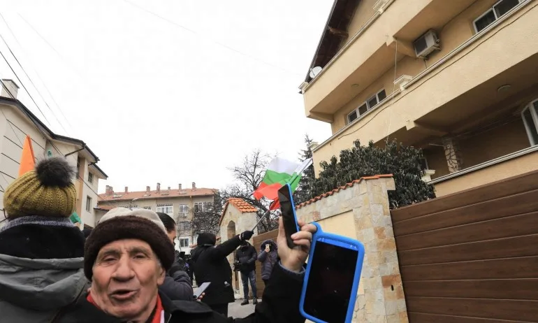 Системата ни убива и приятели отново протестираха пред дома на Борисов - Tribune.bg