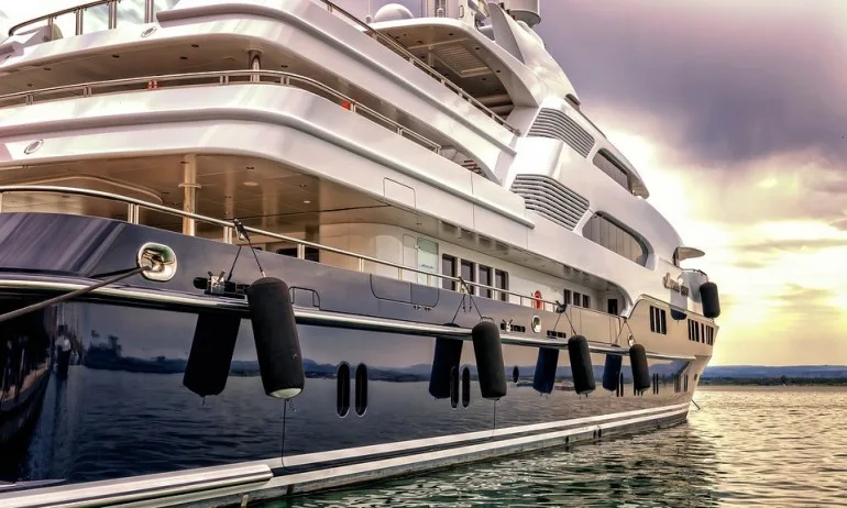 Хванаха двама българи на яхта, возили 11 тона хашиш - Tribune.bg