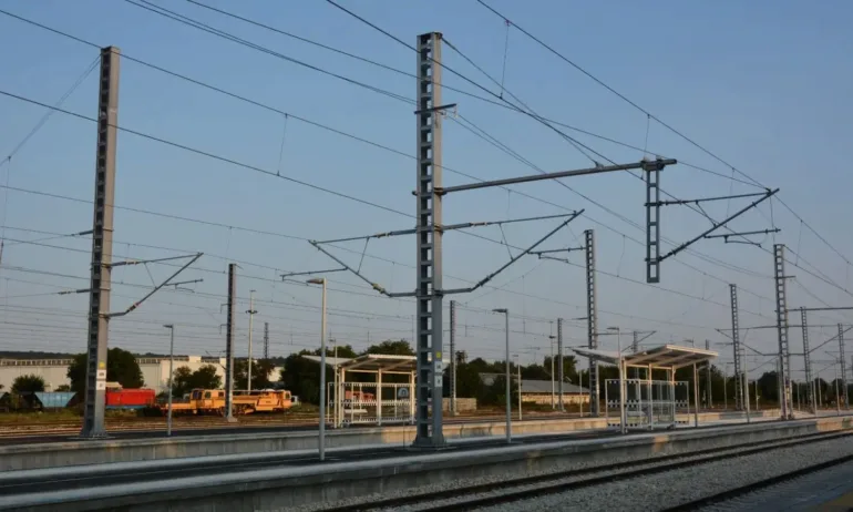 Наводнения и силни дъждове спря движението на влаковете край Клисура - Tribune.bg