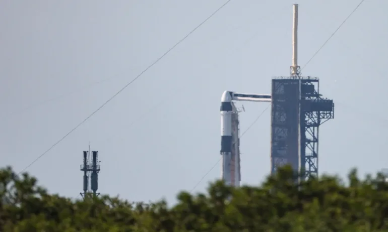Четиритонен фрагмент от изоставена ракета на SpaceX се разби в Луната с 8 690 км/ч - Tribune.bg