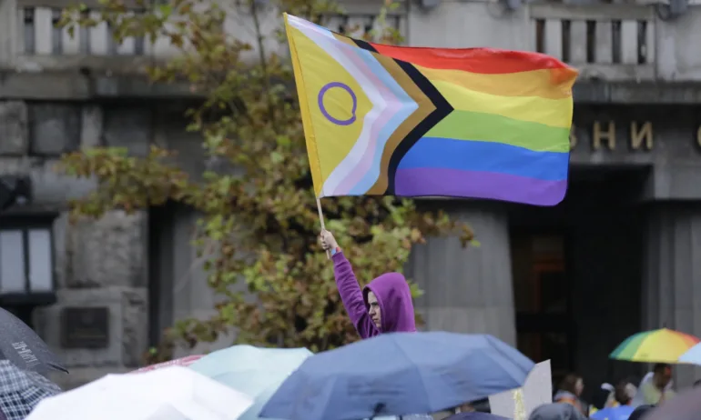 Сблъсъци, пострадали и арестувани на гей парада в Белград - Tribune.bg