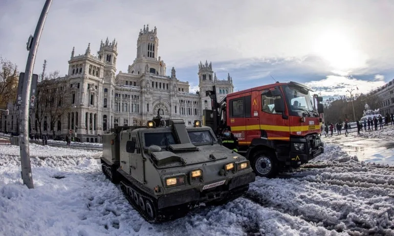 Доставят по въздух ваксини, храна и медикаменти в Испания след бурята Филомена - Tribune.bg