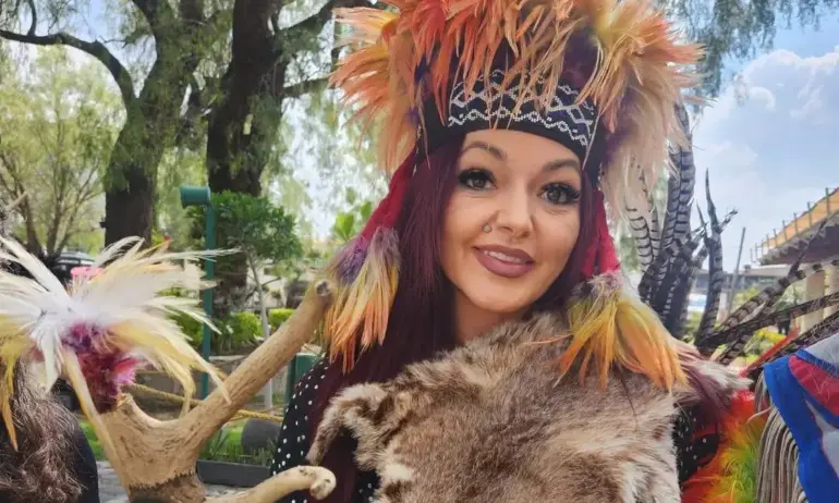 Кореняк патриотка, кандидат на Възраждане за кмет на Пещера, се изживява като индианка - (СНИМКА/ВИДЕО) - Tribune.bg