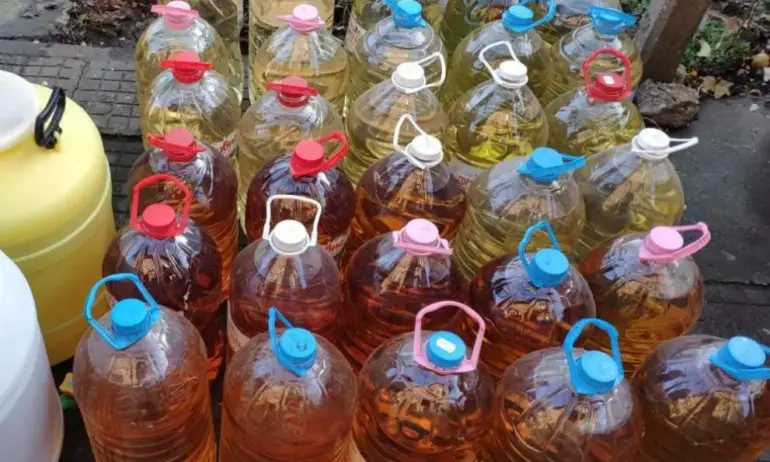 Стотици литри алкохол без акциз намериха в къщата на баба от Монтанско