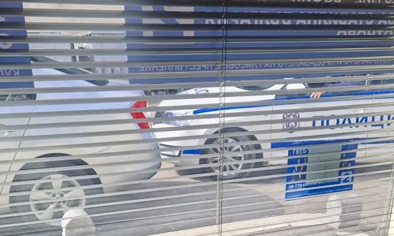 Полиция стои над час пред столичен клуб на ГЕРБ - Tribune.bg