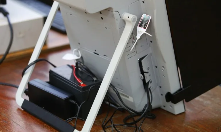 Сбиване на опашка за гласуване в избирателната секция в Бурса - Tribune.bg