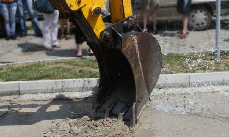 Двама работници загинаха при инцидент с багер - Tribune.bg