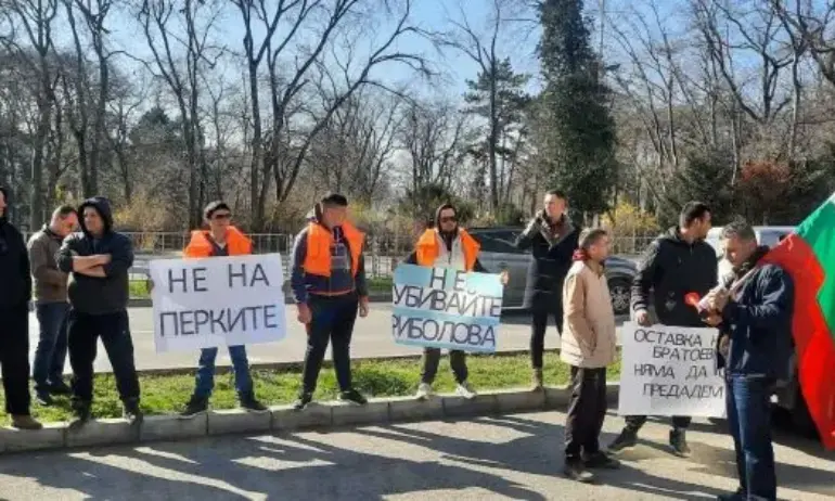 Стотици рибари и хотелиери излязоха на протест във Варна срещу перките в Черно море - Tribune.bg