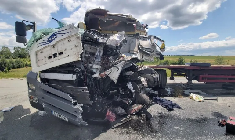 Тежка катастрофа между два тира затвори Подбалканския път (СНИМКИ) - Tribune.bg