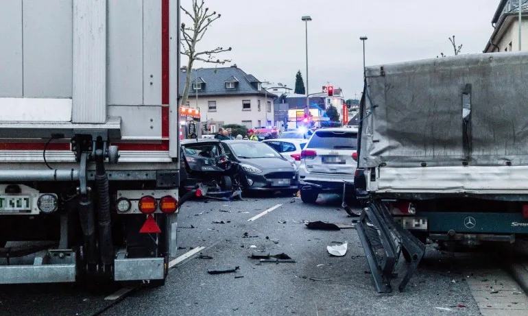 Краден камион се вряза в автомобили в Германия, има девет ранени - Tribune.bg