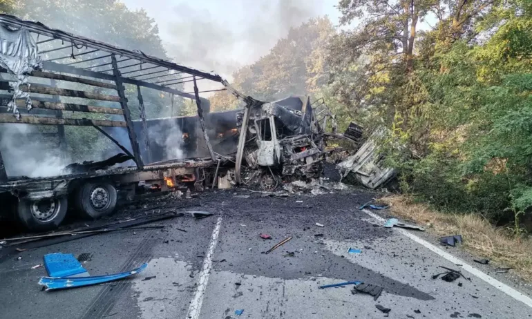 Два тира се удариха челно и се запалиха при Ришкия проход, има загинал - Tribune.bg
