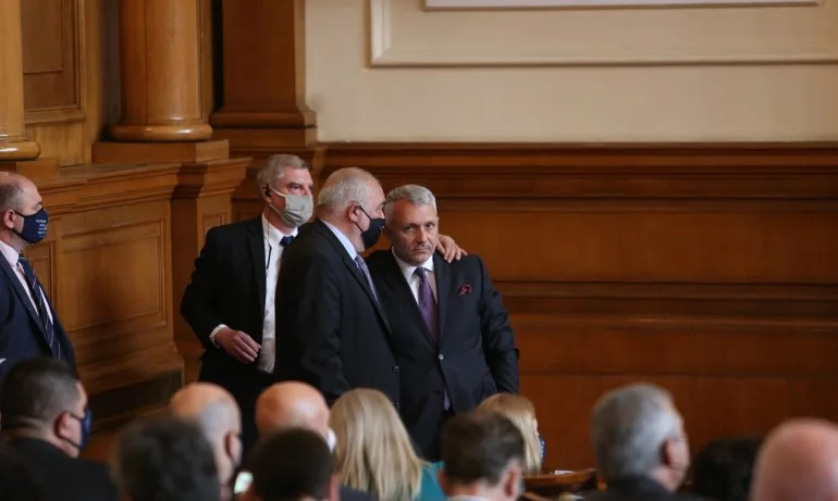 Рашидов към Хаджигенов: Тури си маската! Бабаитлък ли демонстрирате?! - Tribune.bg