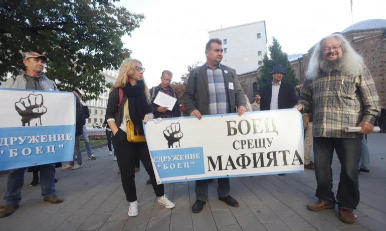 Шепа хора пред Президентството - Tribune.bg
