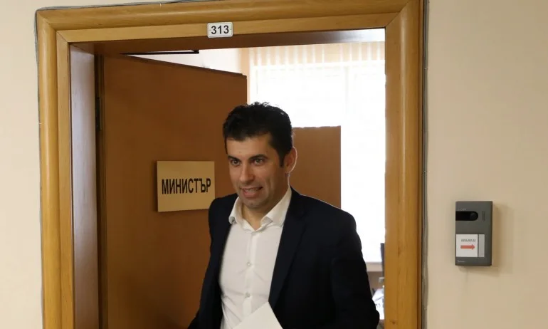 Кирил Петков продал дружество с близо 2 млн. печалба и имоти край София за 4500 лв. на ръка - Tribune.bg