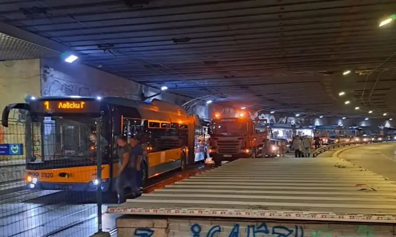 Аварирал тролей и задръстване в подлеза на НДК - Tribune.bg