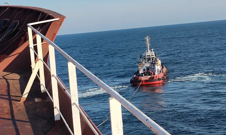 Успешно приключи операцията по придвижването на танкера Кайрос до Бургаския залив - Tribune.bg