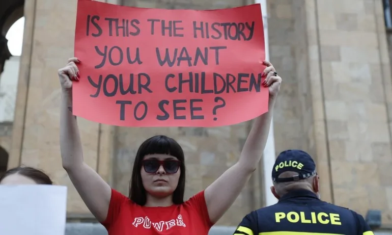 Протести и искане на премиерска оставка в Грузия след смъртта на тв оператор - Tribune.bg