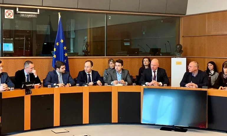 Транспортният министър в Брюксел – обсъди протеста на превозвачите с евродепуттите - Tribune.bg