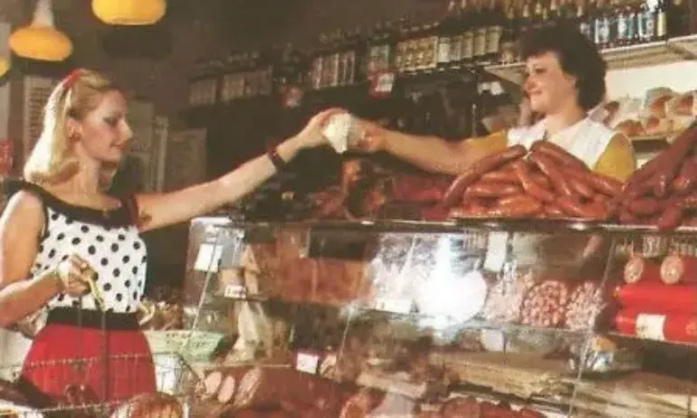 Стилна българка пазарува в изобилно зареден соц магазин? Фейк – снимката е от Унгария - Tribune.bg