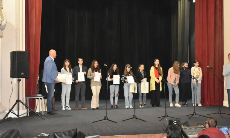 Община Ловеч награди участници в конкурса Историята помни. А ние? - Tribune.bg