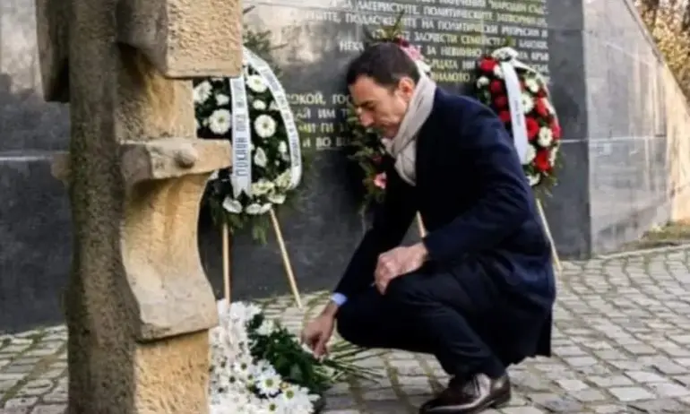 Отрочето на мракобесите от ДС се поклони пред паметта на жертвите на тоталитарния режим - Tribune.bg