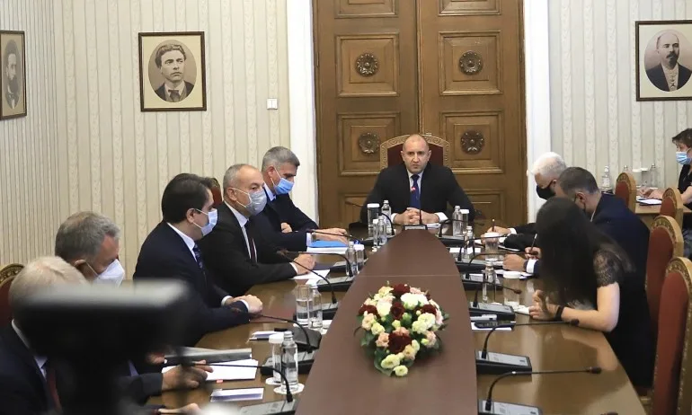 Радев прекъсна отпуската на Кацаров, скастри Трифонов за пожарите в Северна Македония - Tribune.bg