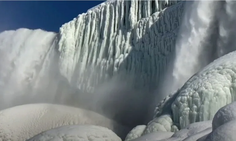 Туристи се любуват на замръзналия Ниагарски водопад (ВИДЕО) - Tribune.bg