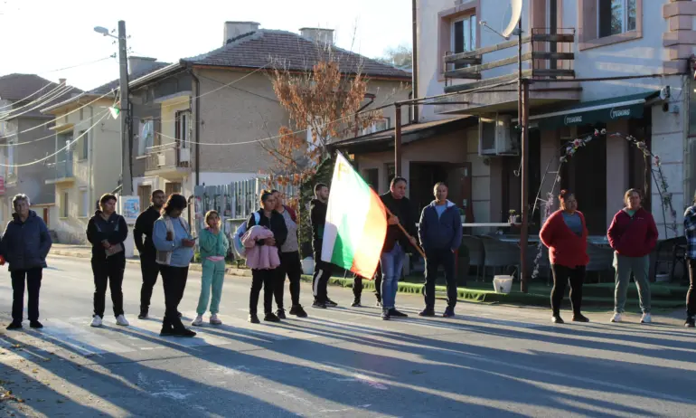 Кочериново на протест заради безводието, блокираха пътя за Рилския манастир - Tribune.bg