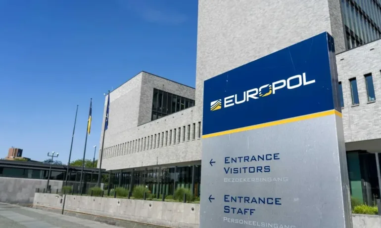 Европол разби най-голямата досега мрежа за синтетични наркотици в Европа - Tribune.bg