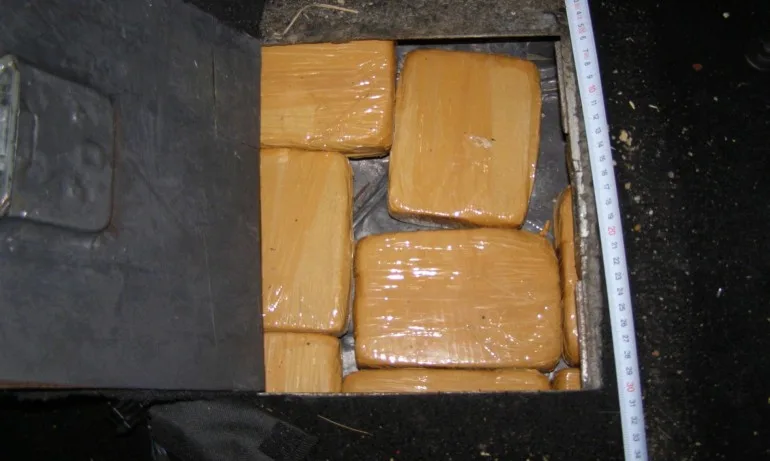 Хванаха двама гърци с килограм хероин на граничен пункт Кулата - Tribune.bg